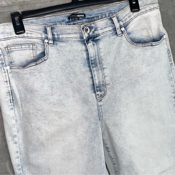 Fashion Nova Light Blue Acid Wash High Waisted Zip Up Mom Jeans Size 16 - Picture 2 of 8